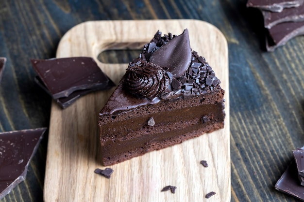 Tarta de chocolate con relleno de chocolate en la mesa