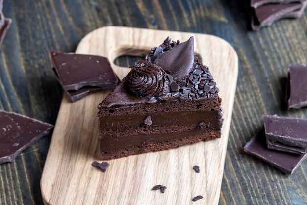 Tarta de chocolate con relleno de chocolate en la mesa