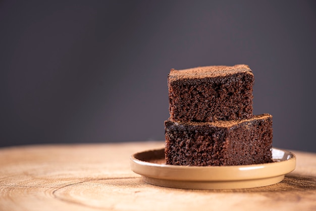 Tarta de chocolate en trozos sobre una mesa Tarta casera