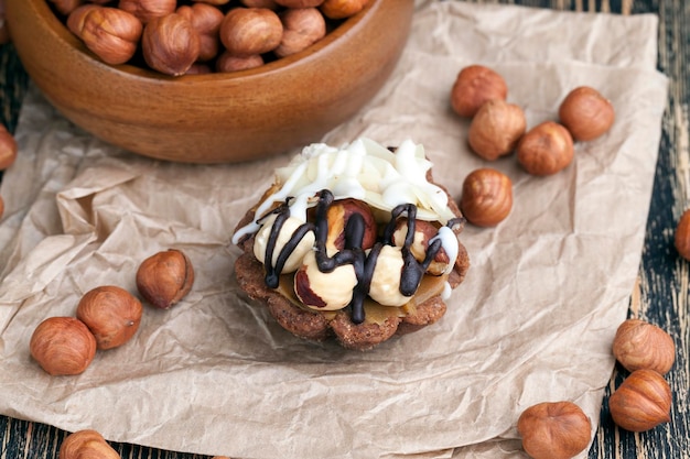 Tarta de chocolate con turrón y avellanas tostadas, tarta pequeña con avellanas y turrón, almendras