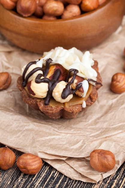 Tarta de chocolate con turrón y avellanas tostadas, tarta pequeña con avellanas y turrón, almendras