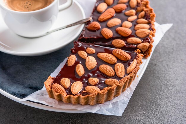 Tarta de chocolate vegana con almendras y una taza de café