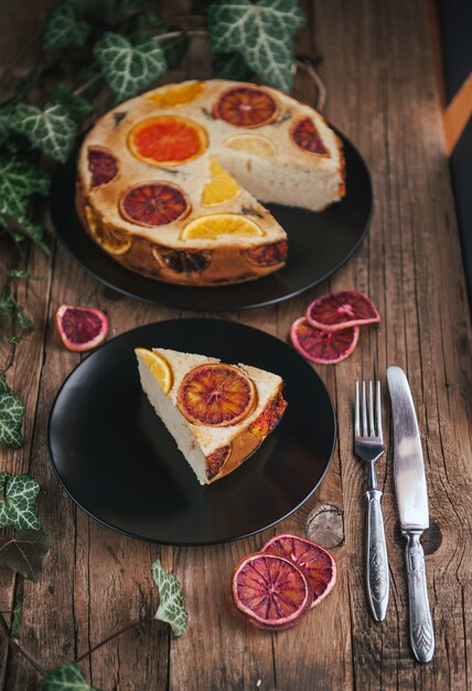 Tarta de cítricos casera en mesa de madera en estilo rústico