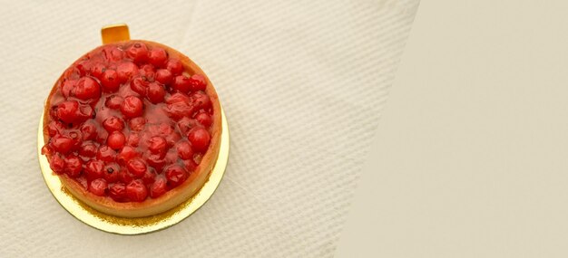 Tarta clásica de cuajada de frutos rojos en placa glod en la mesa con espacio de copia