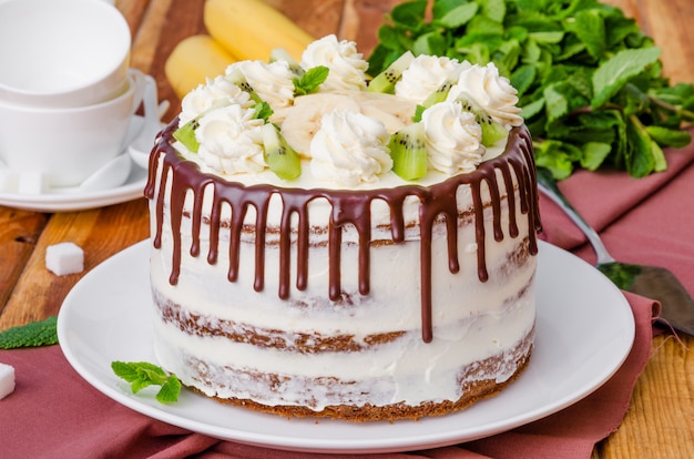 Tarta de colibrí afrutada casera con nueces y canela