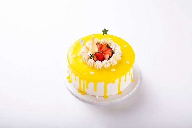 Tarta de crema amarilla decorada con fruta fresca de fresa