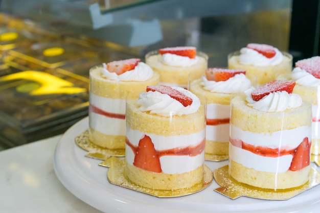 Tarta de crema de fresa en la cafetería.