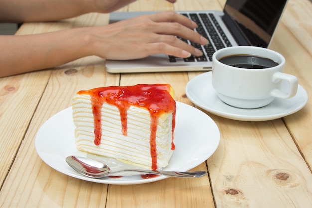 tarta de crespón con salsa de fresa