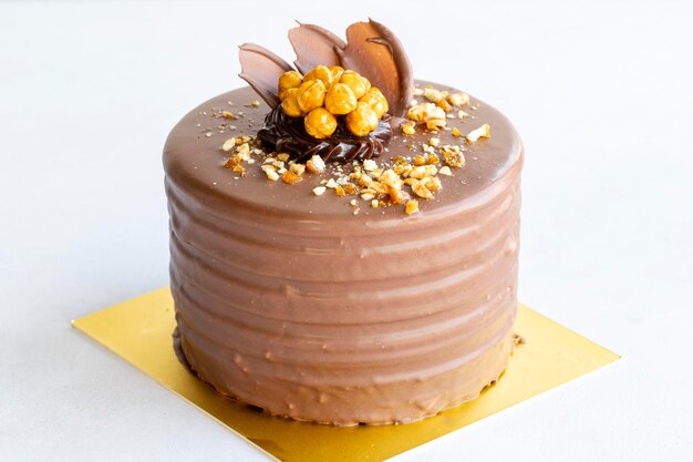 Foto tarta de croquete tarta de celebración con crema de chocolate líquido y croquete sobre un fondo blanco de cerca