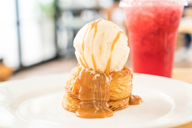 Tarta crujiente con helado de vainilla y salsa de caramelo.