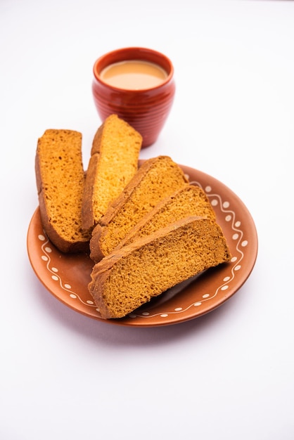 Tarta crujiente rusk o tostada de Delhi con té de masala