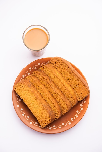 Tarta crujiente rusk o tostada de Delhi con té de masala