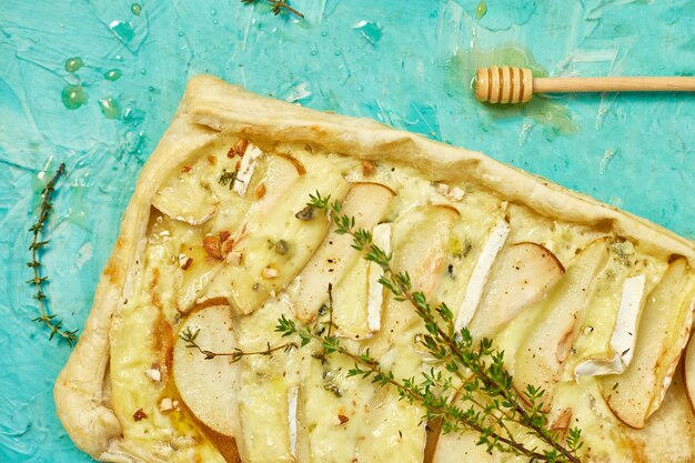 Tarta cuadrada salada casera con peras queso azul y miel