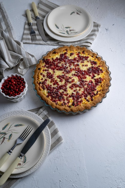 Tarta de cuajada con arándanos rojos Pastel redondo abierto con bayas en una mesa blanca Comida para hornear