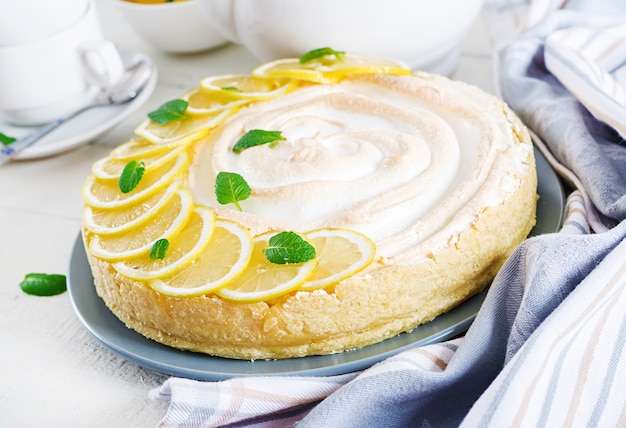 Foto tarta con cuajada de limón y merengue en madera