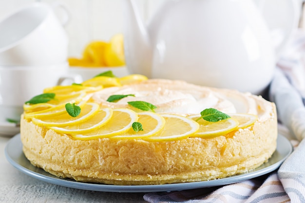 Tarta con cuajada de limón y merengue