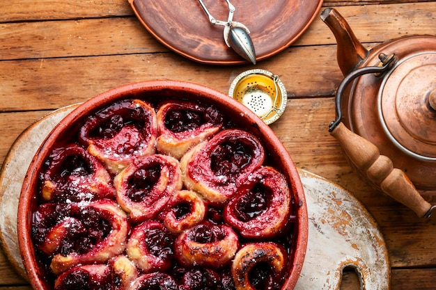 Tarta de cuajada con tarta de temporada de cerezas