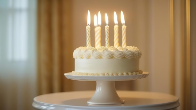 Tarta de cumpleaños de color claro copia horizontal espacio velas tarjeta de felicitación interior blanco moderno