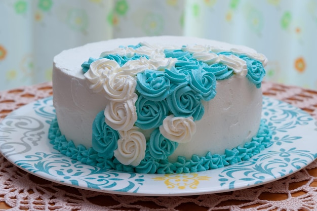 Tarta de cumpleaños decorada con glaseado blanco y azul Elaboración de tarta casera