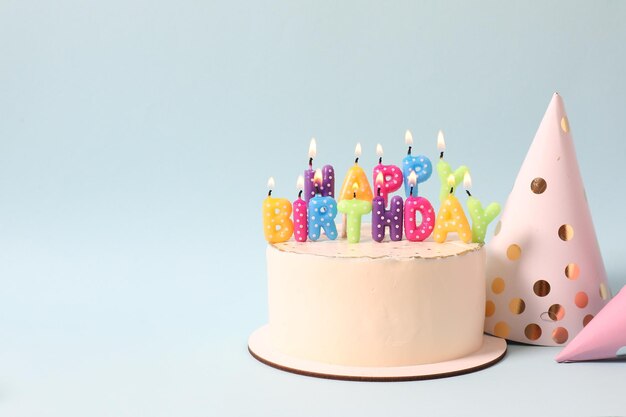 Tarta de cumpleaños en fondo de color