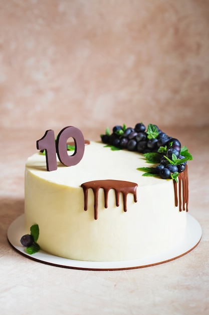 Tarta de cumpleaños para un niño de diez años con manchas de chocolate