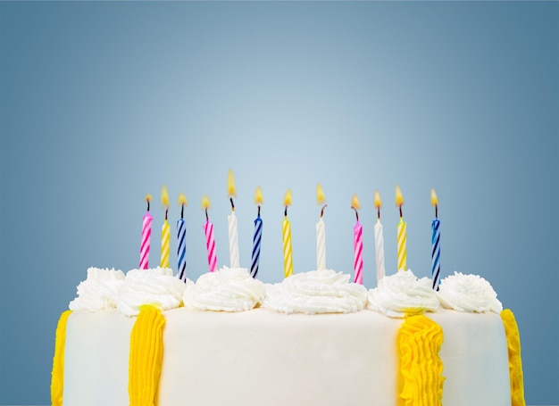 Tarta de cumpleaños con velas en el fondo