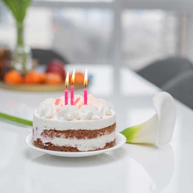 Tarta de cumpleaños con velas rosas Tarta de queso con frambuesas