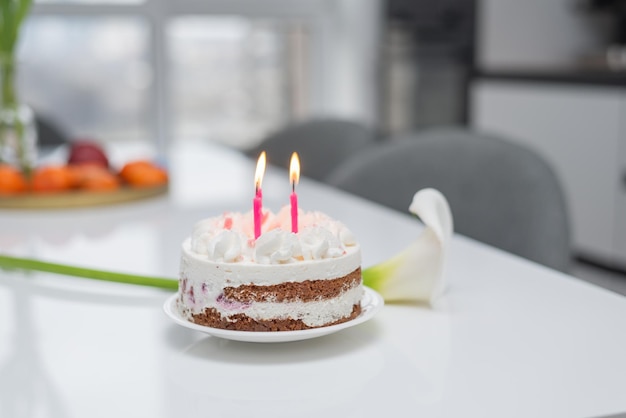 Tarta de cumpleaños con velas rosas Tarta de queso con frambuesas