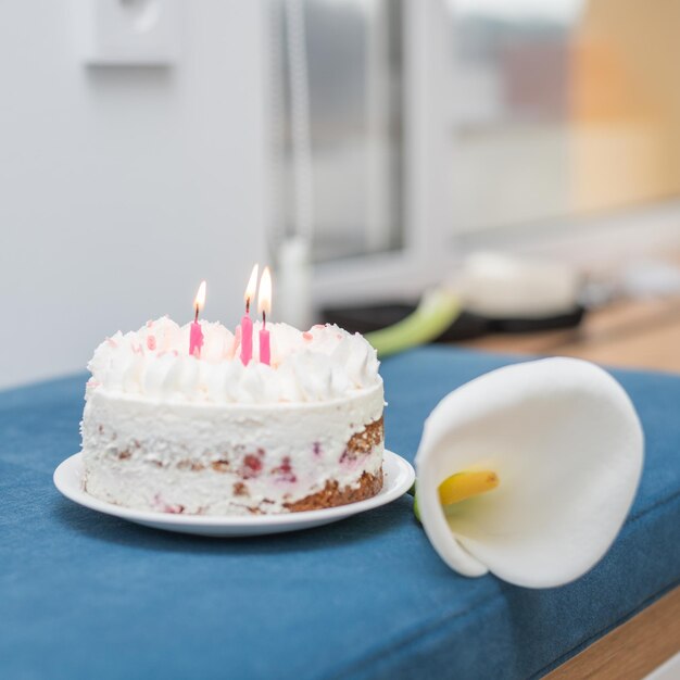 Tarta de cumpleaños con velas rosas Tarta de queso con frambuesas