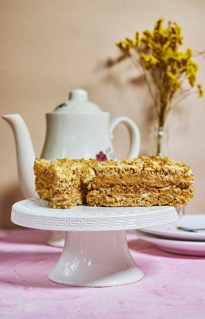 tarta dacquoise de nueces o tarta Kiev con capas de merengue y crema de vainilla con café