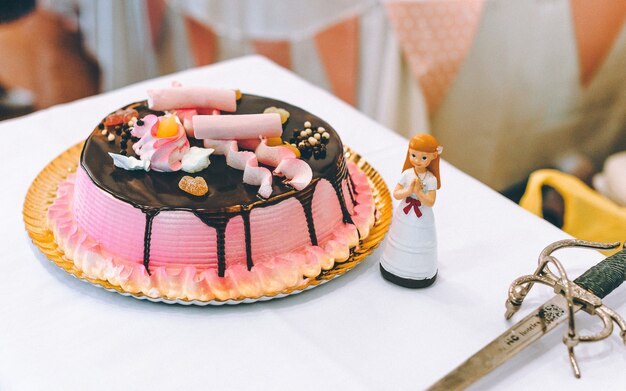 Tarta de comunion cubierta de chocolate en una mesa dulce