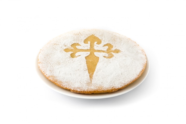 Tarta de santiago. bolo de amêndoa tradicional de santiago na espanha, isolado