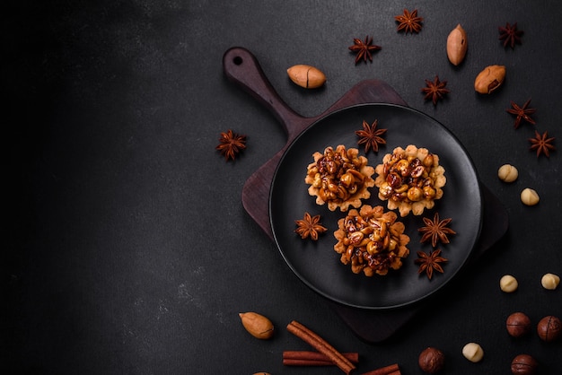 Tarta dulce y sabrosa con nueces y miel sobre un fondo de hormigón oscuro