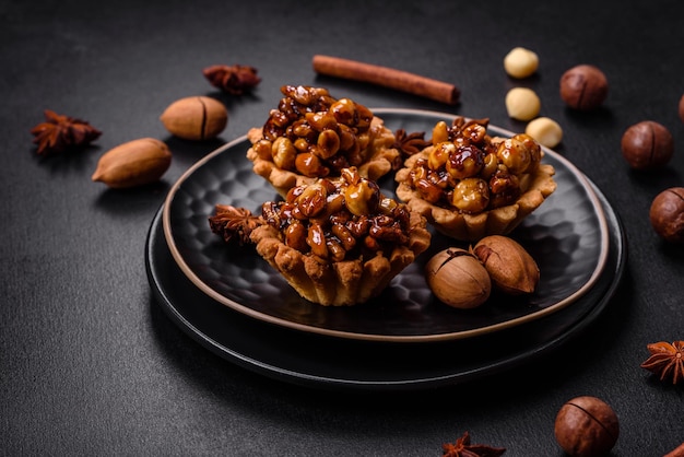 Tarta dulce y sabrosa con nueces y miel sobre un fondo de hormigón oscuro