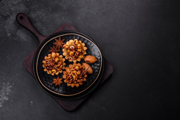 Tarta dulce y sabrosa con nueces y miel sobre un fondo de hormigón oscuro