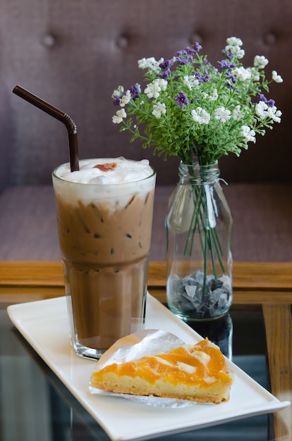 tarta de durazno y café