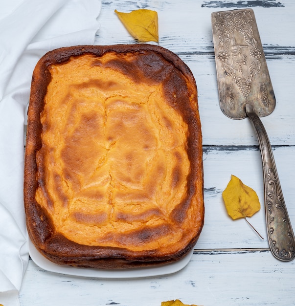 Tarta entera rectangular de requesón y calabaza.