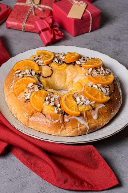 Tarta de Epifanía con rodajas de naranja