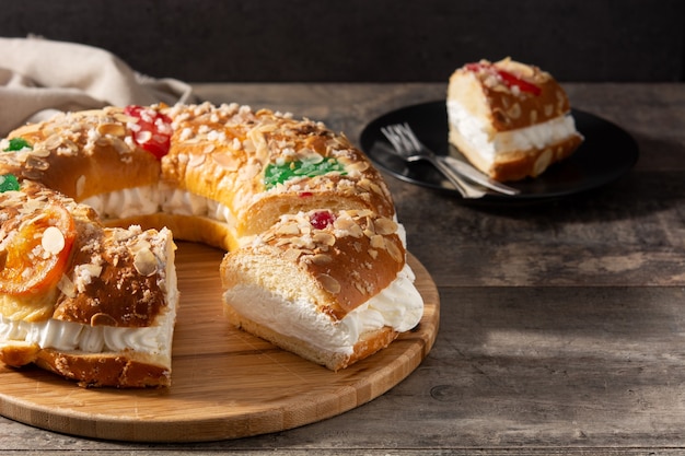 Tarta de Epifanía "Roscon de Reyes" sobre mesa de madera