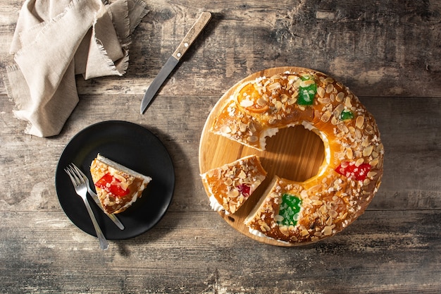 Tarta de Epifanía "Roscon de Reyes" sobre mesa de madera