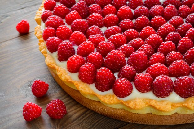 Tarta de frambuesa sobre fondo de madera