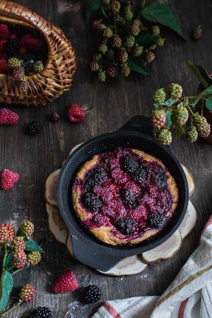 Tarta de frambuesa y zarzamora orgánica casera, vista superior