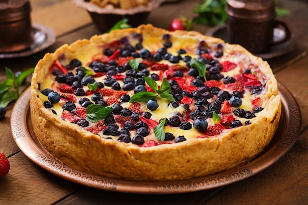 Tarta francesa (flan) con bayas y natillas.