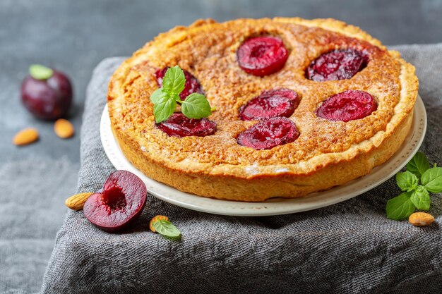 Tarta de frangipani de ciruelas y almendras