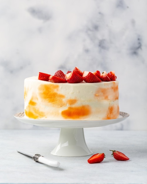 Tarta de fresa bizcocho de fresa con fresas frescas y crema agria sobre un fondo blanco