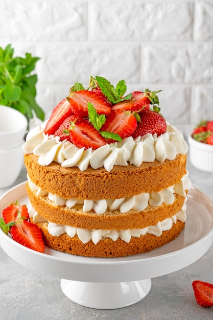 Tarta de fresa bizcocho de vainilla con queso crema y fresas Tarta de verano Enfoque selectivo