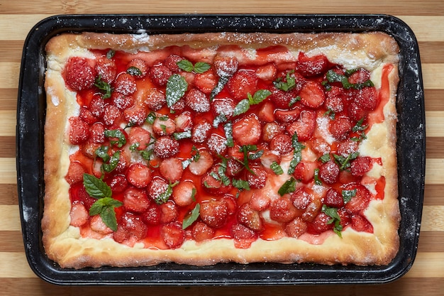 Foto tarta de fresa dulce o tarta, pastel horneado con bayas y menta