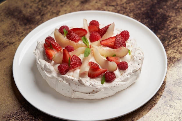 Tarta de fresa con fresas frescas en plato blanco. Postre de restaurante de lujo