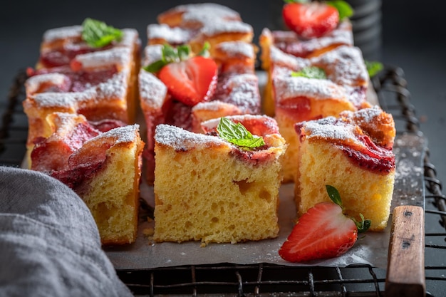 Tarta de fresa fresca y caliente hecha de fresas y menta