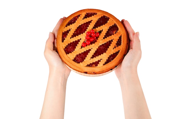 Tarta de fresa en manos de mujer aislado sobre fondo blanco.